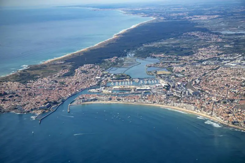 Une vue aérienne d'une ville et de l'océan.