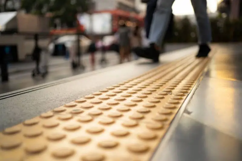 Une personne marche sur une passerelle en lego.