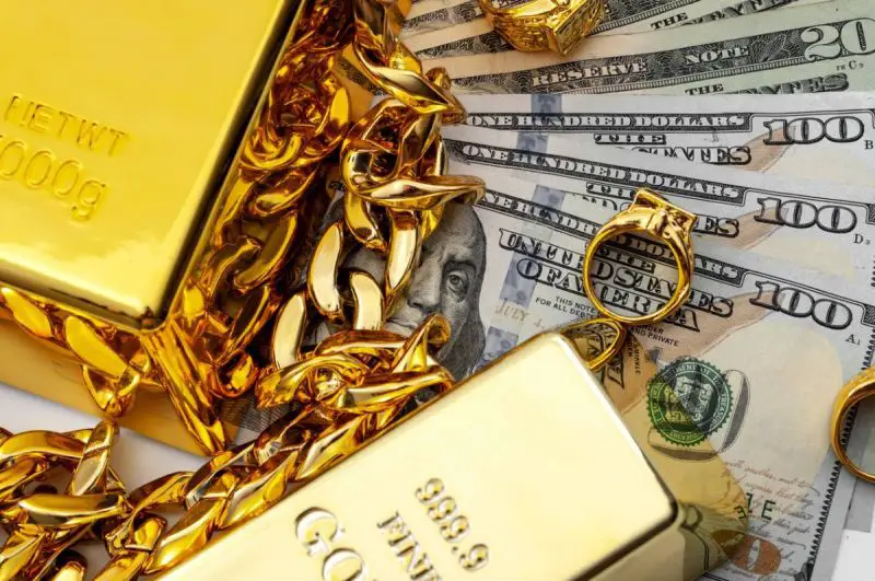 Lingots d'or et argent sur fond blanc.