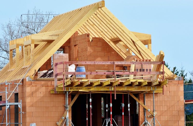 Une maison en construction avec ossature bois.