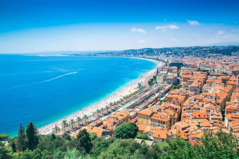 Une vue sur la ville de Nice du haut d'une colline.