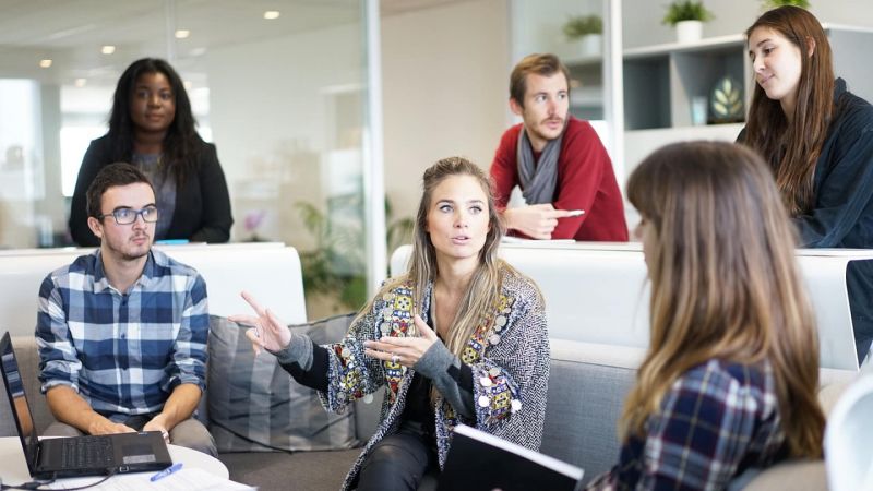 Un groupe de personnes assises autour d'une table dans un bureau.