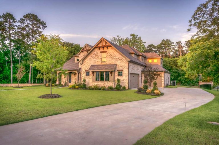 Construction d'une maison neuve avec fond d'arbres.