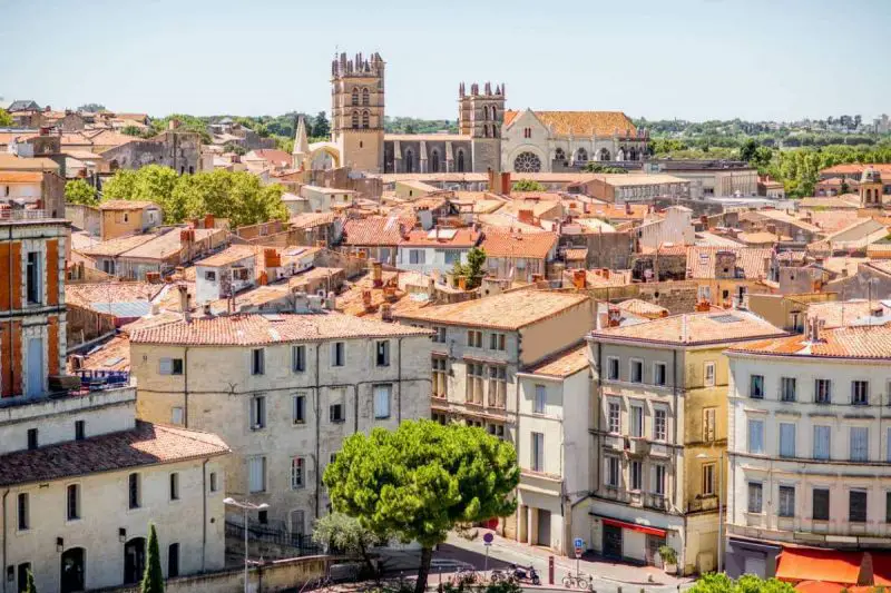 Une vue d'une ville en France.