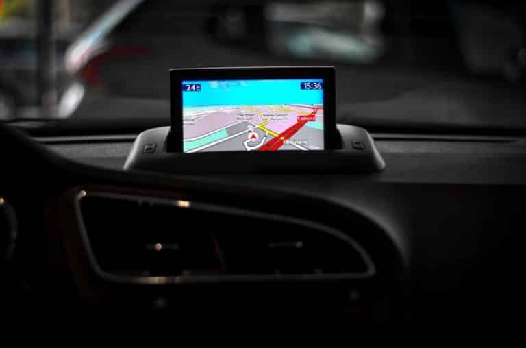 Comment mettre à jour le GPS embarqué de votre Peugeot ?