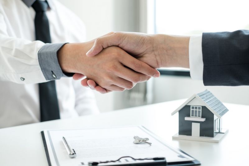 83631 255 businessmen and brokers real estate agents shake hands after completing negotiations to buy houses t20 OJgbwp