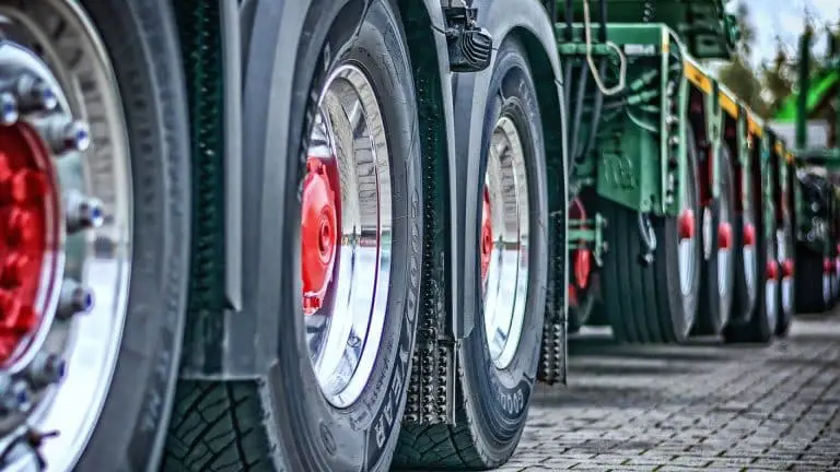 Cales de roues pour camion : pourquoi en acheter et comment les choisir ?