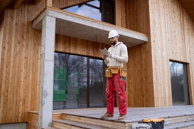 Un constructeur faisait la finition d'une maison en bois