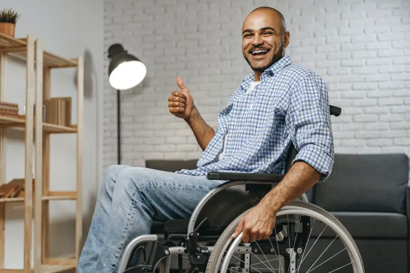 personne en fauteuil roulant accessibilité maison