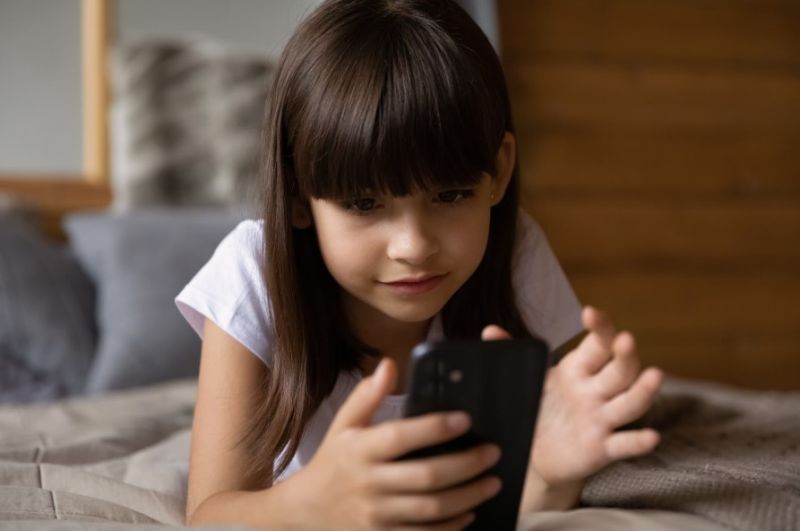 La sécurité des enfants en ligne : l'importance de surveiller et voir les conversations secrètes messenger