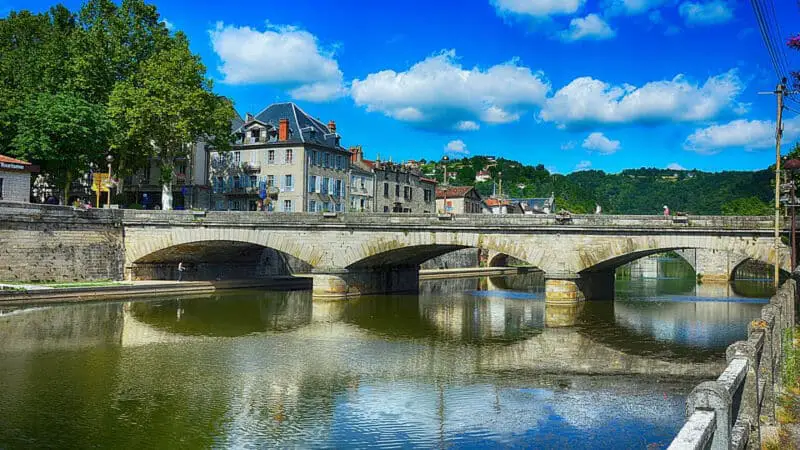 Un pont sur une rivière dans une ville en Aveyron