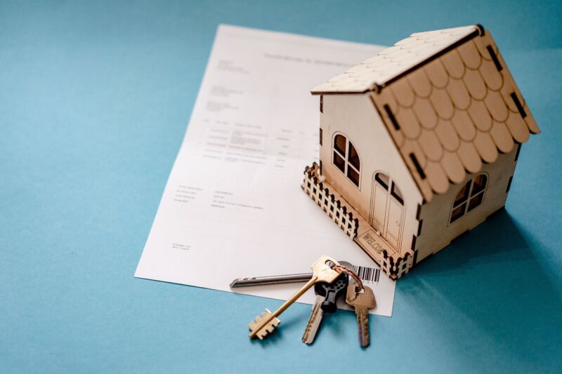 Une maison en bois et des clés au dessus d un document