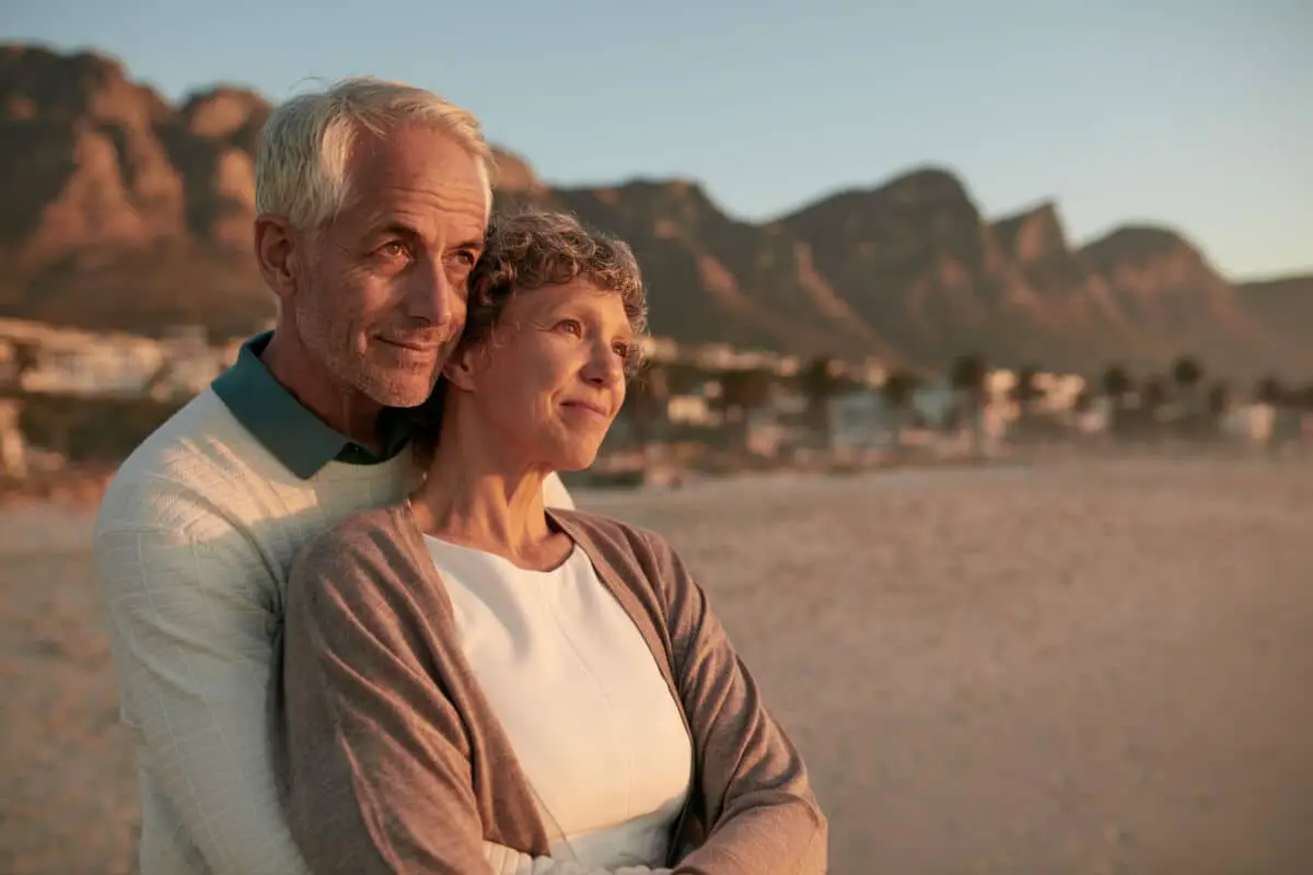 Couple senior s enlaçant sur la plage stock de vidéos et séquences libres de droits pour couple senior