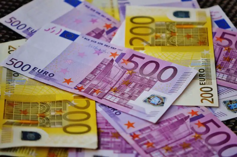 Une pile de billets en euros sur une table