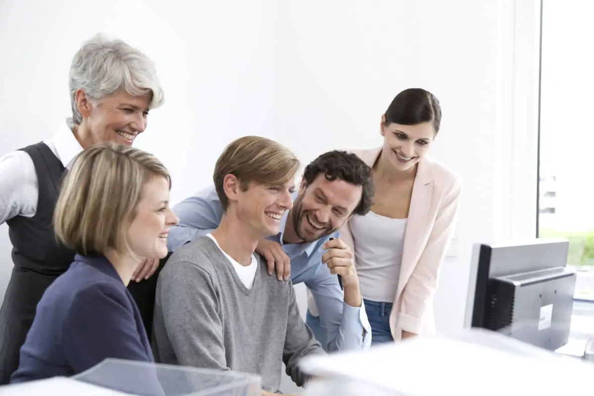 Un groupe de personnes regardant un écran d’ordinateur