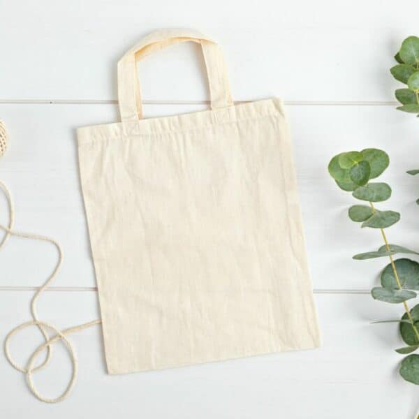 Un tote bag en coton naturel avec des feuilles d eucalyptus sur fond blanc
