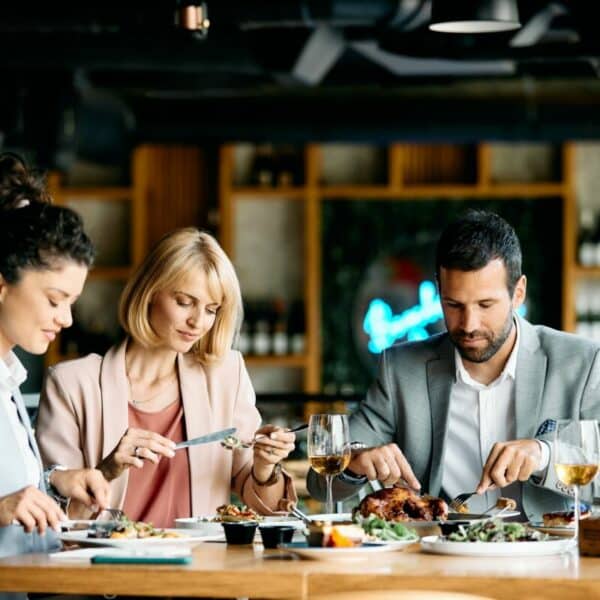 Un groupe de gens d’affaires mangeant dans un restaurant