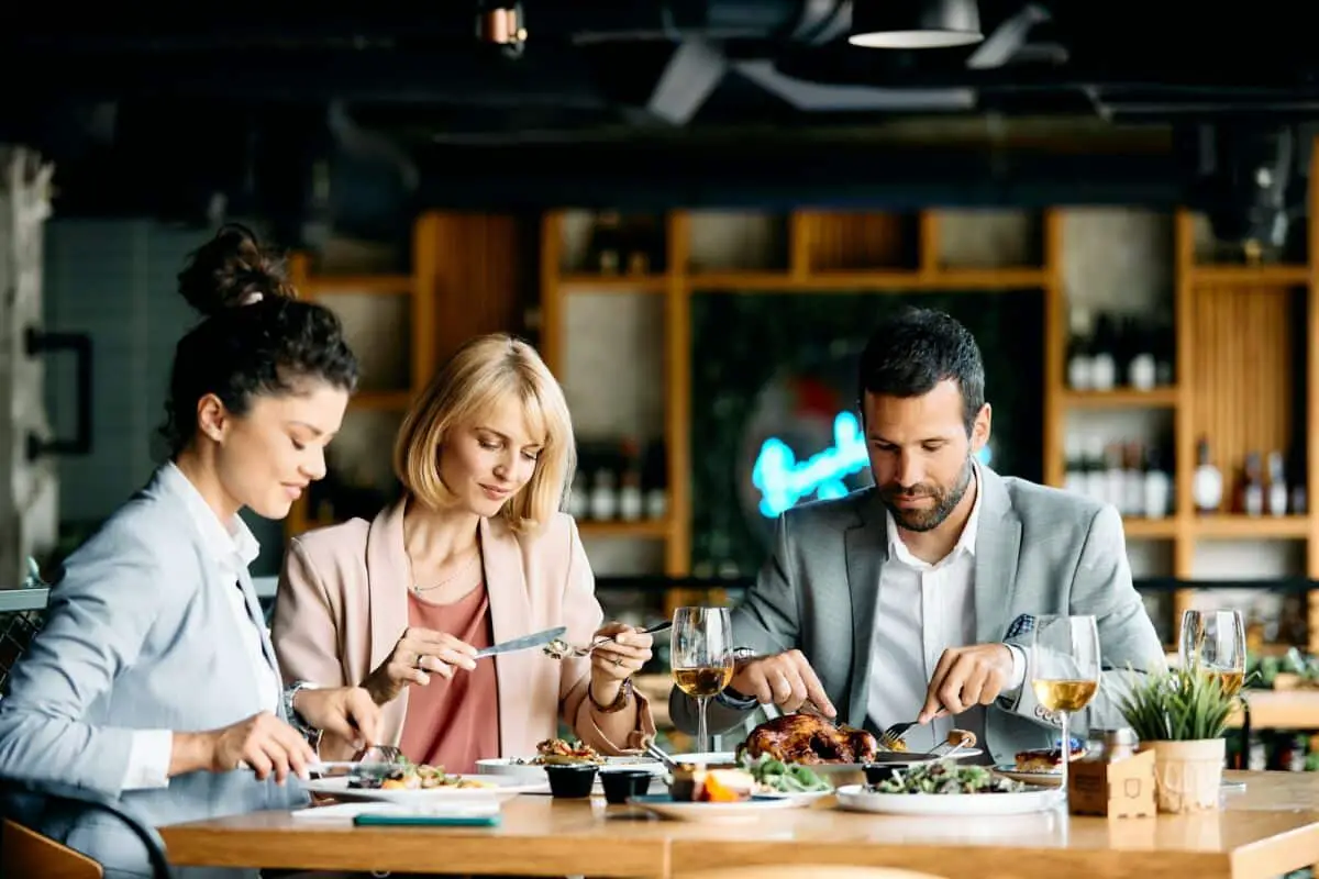 Un groupe de gens d’affaires mangeant dans un restaurant