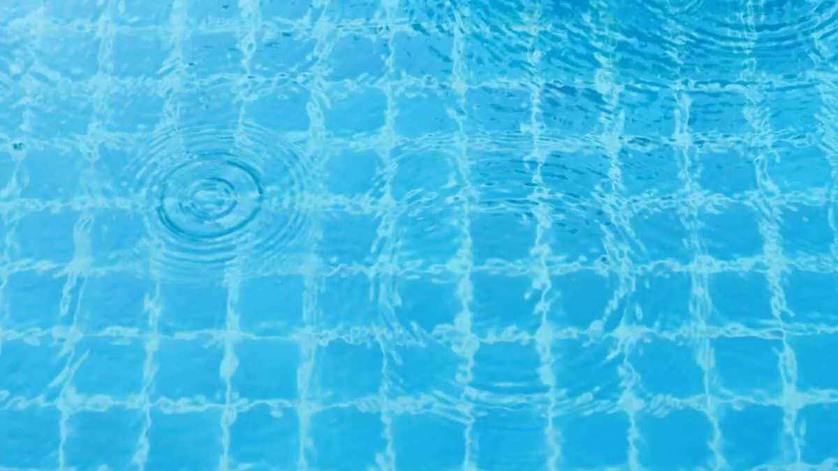 Un gros plan d une piscine bleue avec des gouttelettes d eau