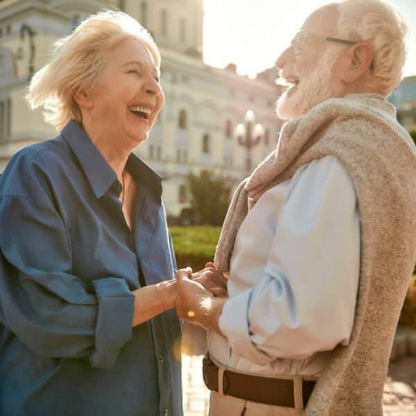 Un homme et une femme âgés se tenant la main