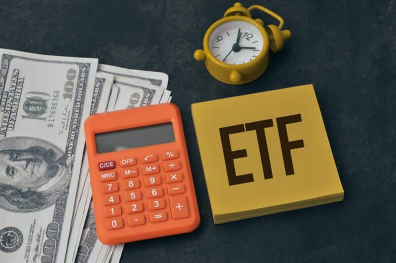 memo note written with text ETF stands for Exchange Traded Fund