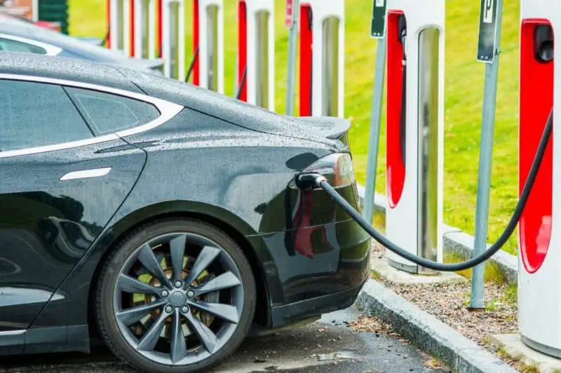 Expansion des infrastructures de recharge pour les voitures électriques.