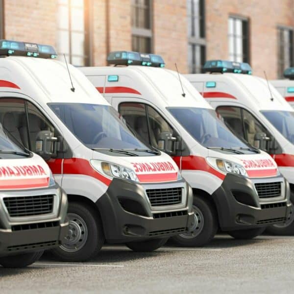 Voitures d'ambulance en rang sur un parking d'hôpital