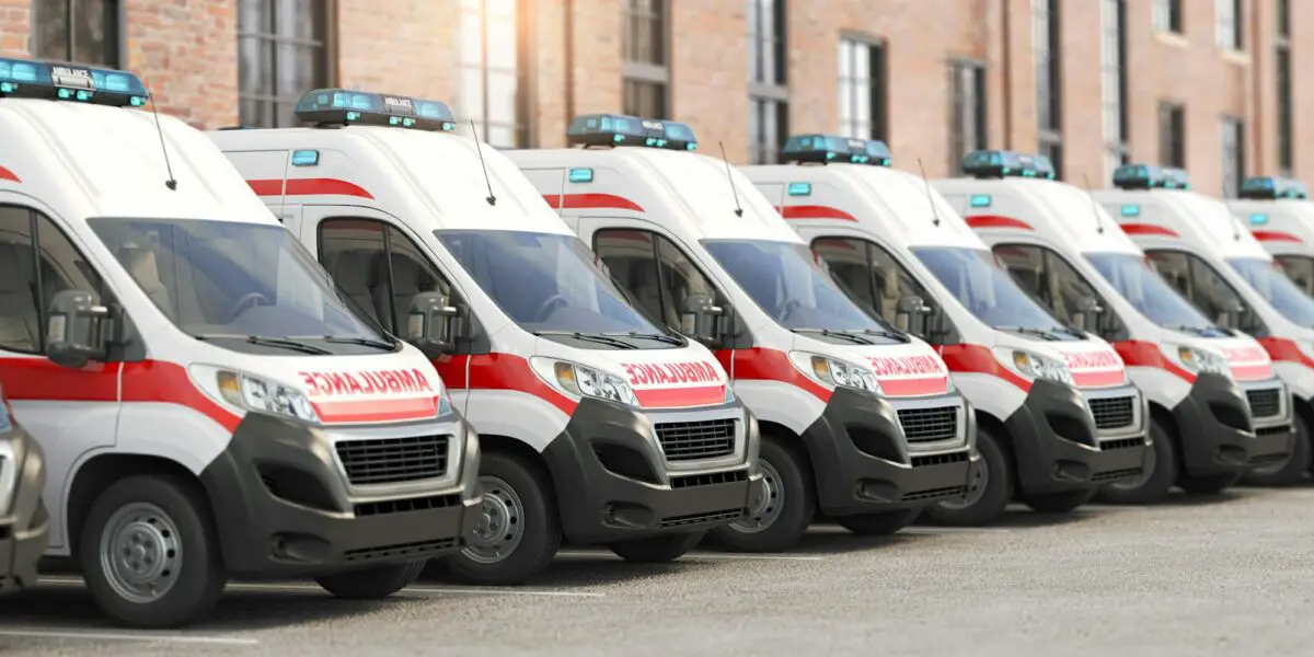 Voitures d'ambulance en rang sur un parking d'hôpital