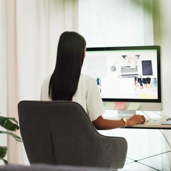 Femme créatrice de site web à l'ordinateur ou au pc de bureau travaillant sur le seo internet pour le marché numérique.
