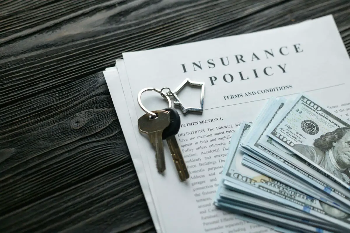 Police d'assurance habitation avec les clés et les documents relatifs au prêt hypothécaire ou à l'assurance habitation.