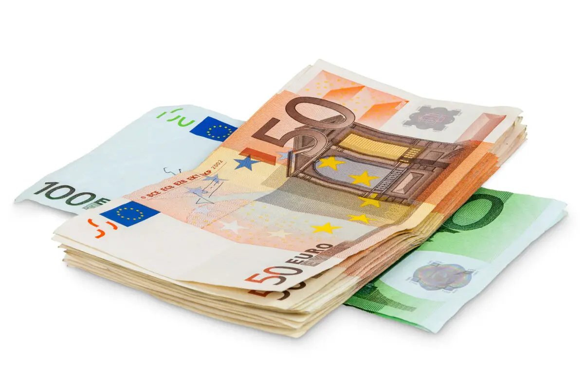Une pile de billets en euros, comprenant des billets de 50 et 100 euros, disposés sur une surface blanche.