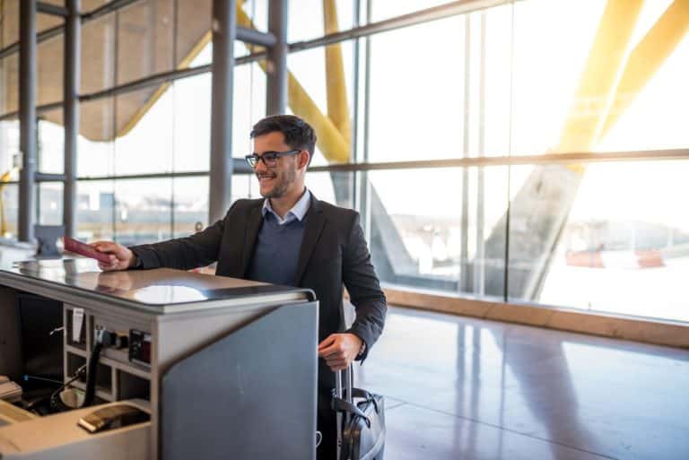 un homme qui est à l'aéroport pour voyage d'affaire