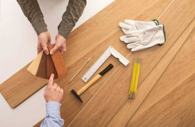 Comment foncer un parquet massif ?